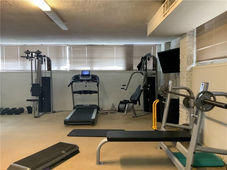 More Photos Of 2001 S Staples St, Corpus Christi Office For Sale