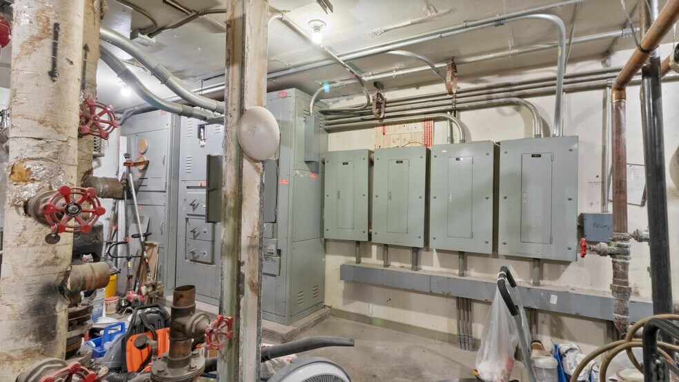 More Photos Of 1561 6th St, Wells Hotel For Sale