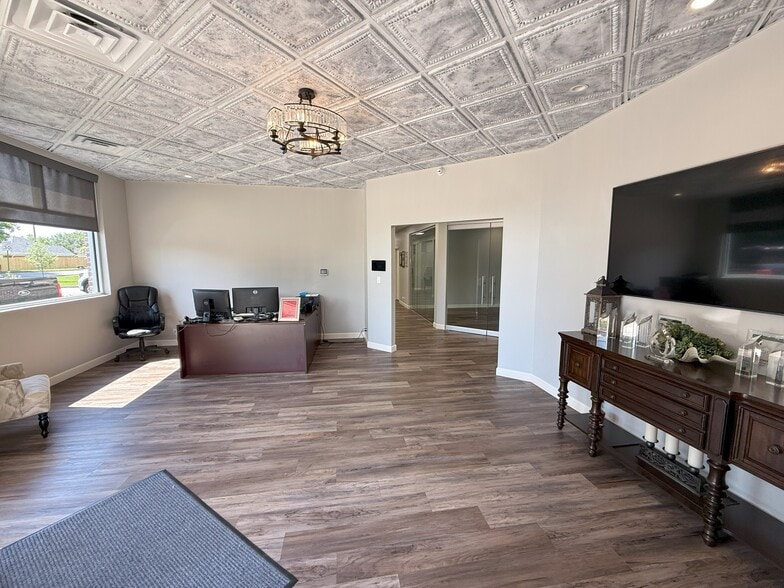 More Photos Of 6683 Reese Rd, Memphis Showroom For Sale