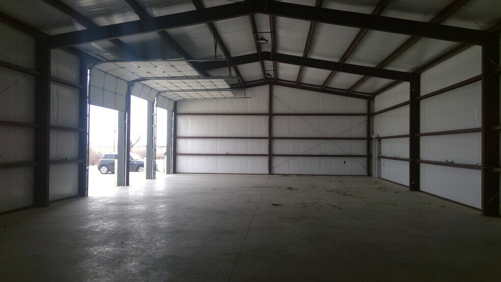 More Photos Of 132 N Grants Ln, White Settlement Flex For Lease