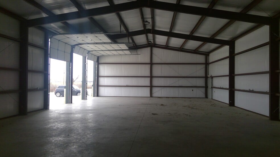 More Photos Of 132 N Grants Ln, White Settlement Flex For Sale