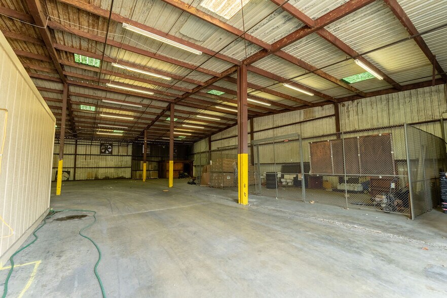 More Photos Of 89 Green St, Warner Robins Warehouse For Sale