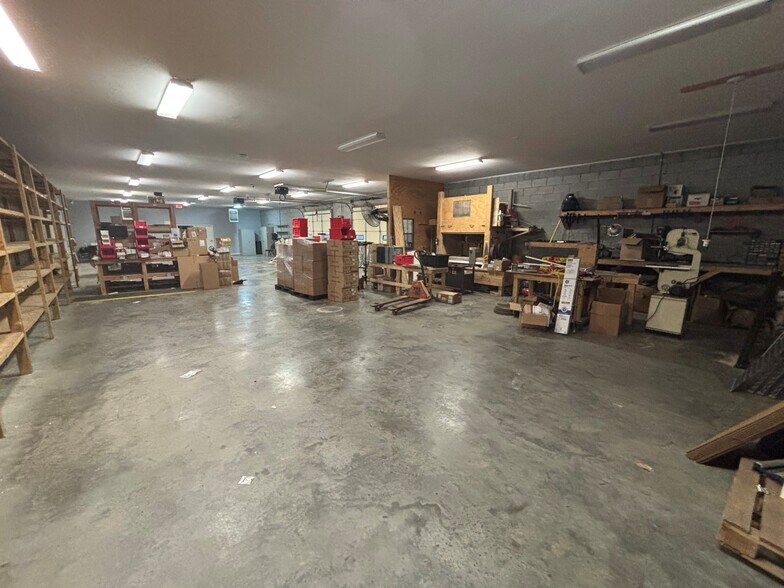 More Photos Of 7107 Juniper Rd, Fairview Showroom For Sale