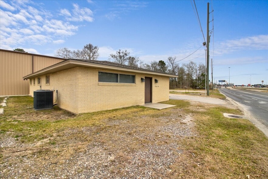 More Photos Of 21232 Ih 10, Vidor Warehouse For Lease