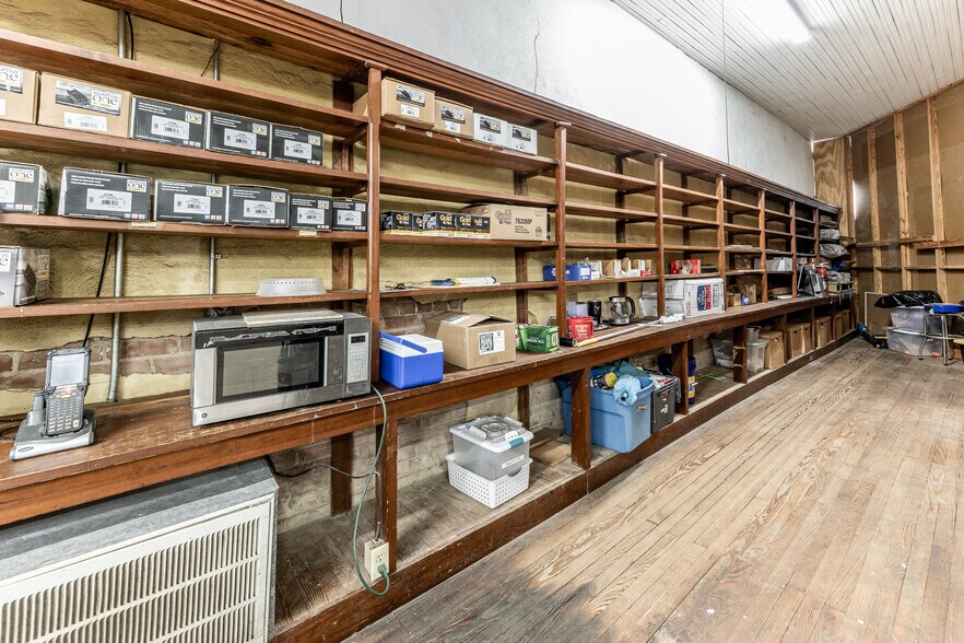 More Photos Of 201 Gibbs St, New Waverly Freestanding For Sale