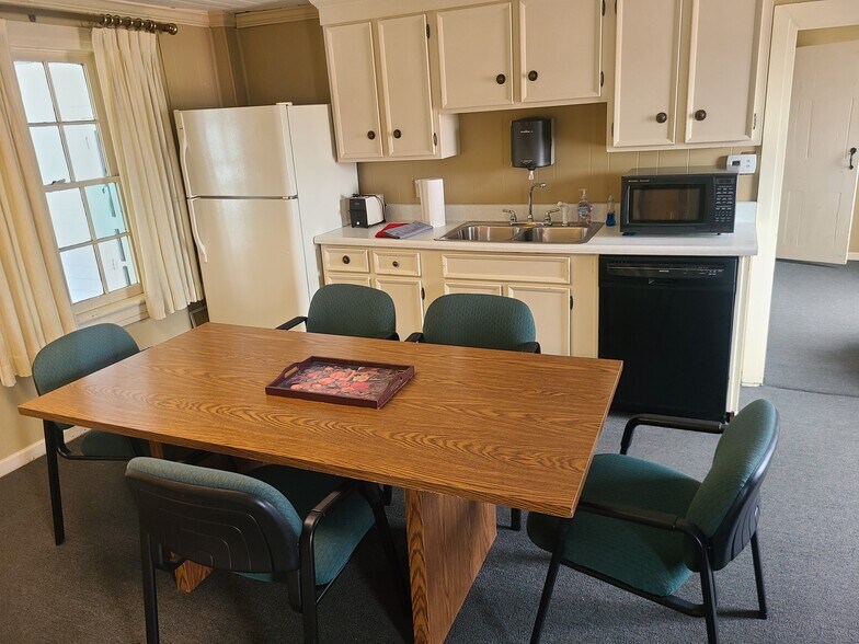 More Photos Of 555 E Main St, Somerset Flex For Sale