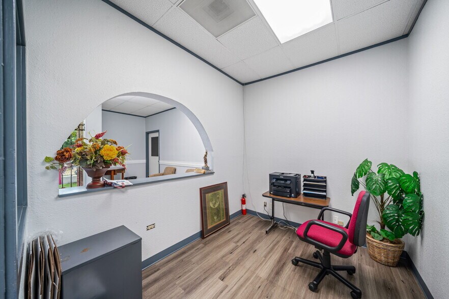 More Photos Of 201 W Poplar St, San Antonio Medical For Sale