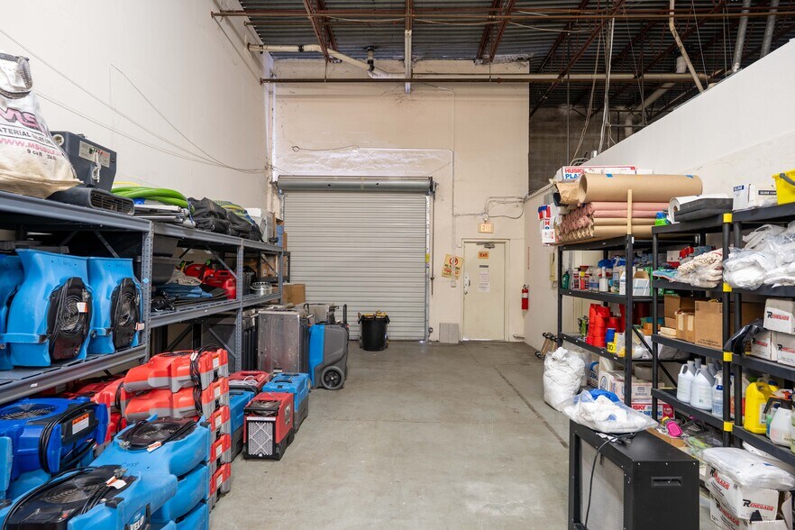 More Photos Of 5501-5519 Pioneer Park Blvd, Tampa Distribution For Lease