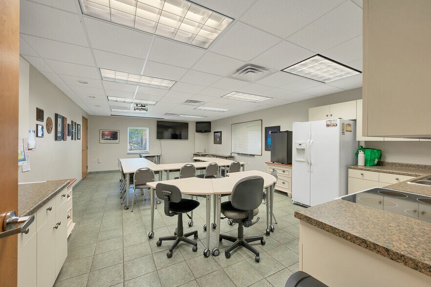 More Photos Of 1725 Suburban Dr, De Pere Manufacturing For Sale