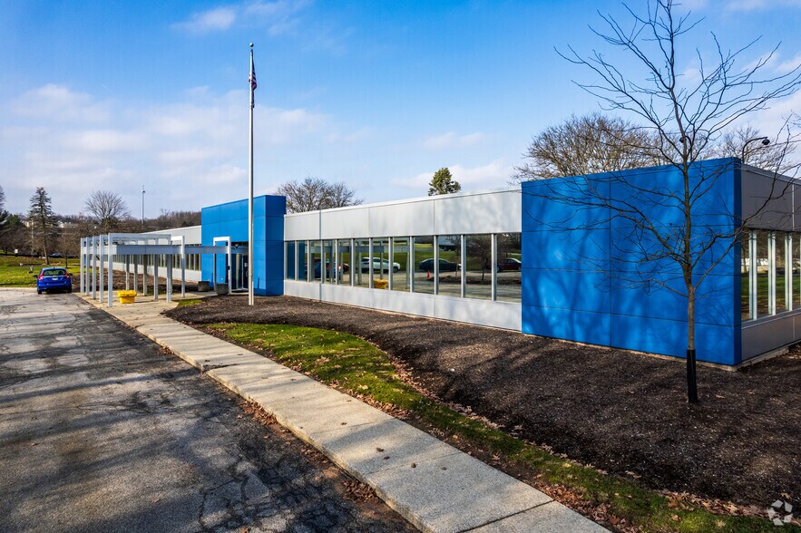 More Photos Of 7711 E Pleasant Valley Rd, Independence Showroom For Sale