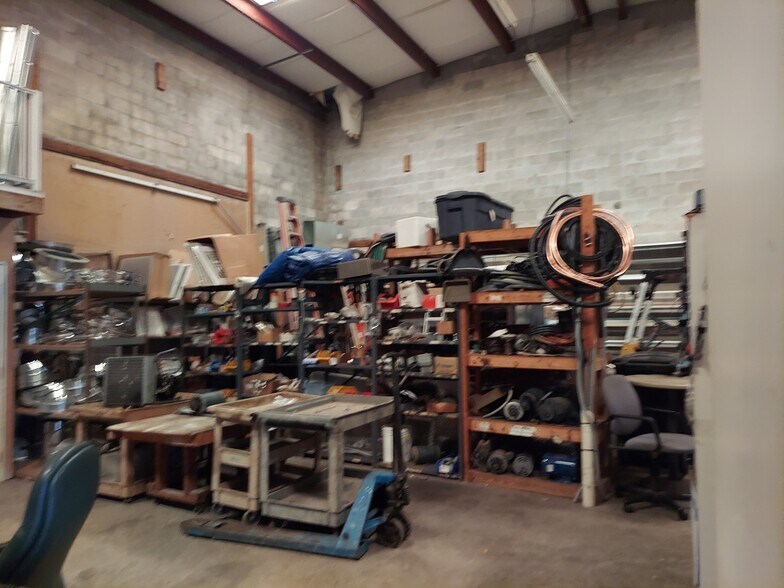 More Photos Of 131 Scarlett Blvd, Oldsmar Warehouse For Lease