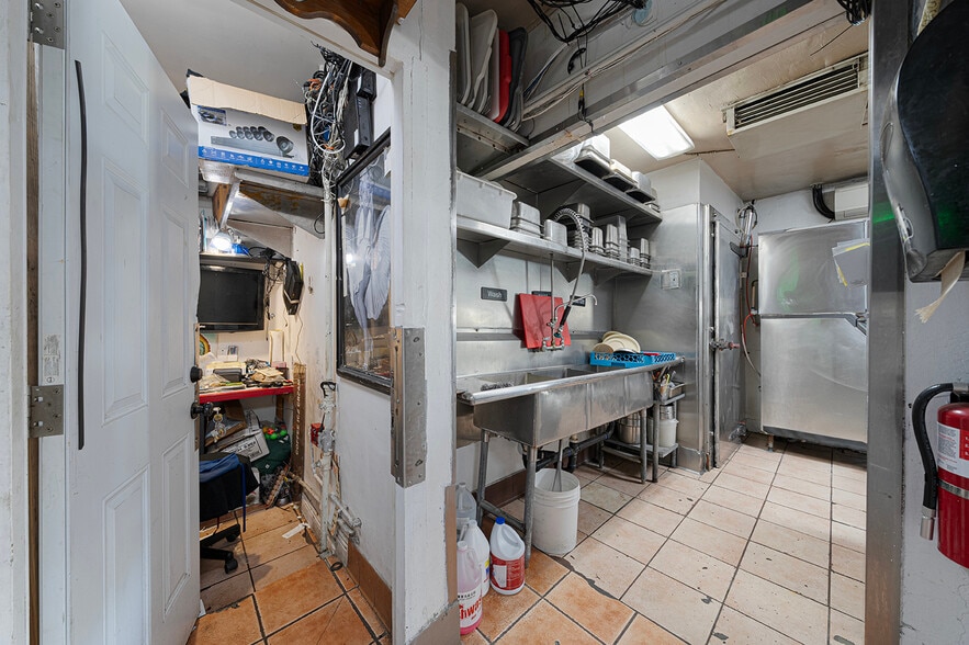 More Photos Of 201 W Whittier Blvd, Montebello Freestanding For Sale