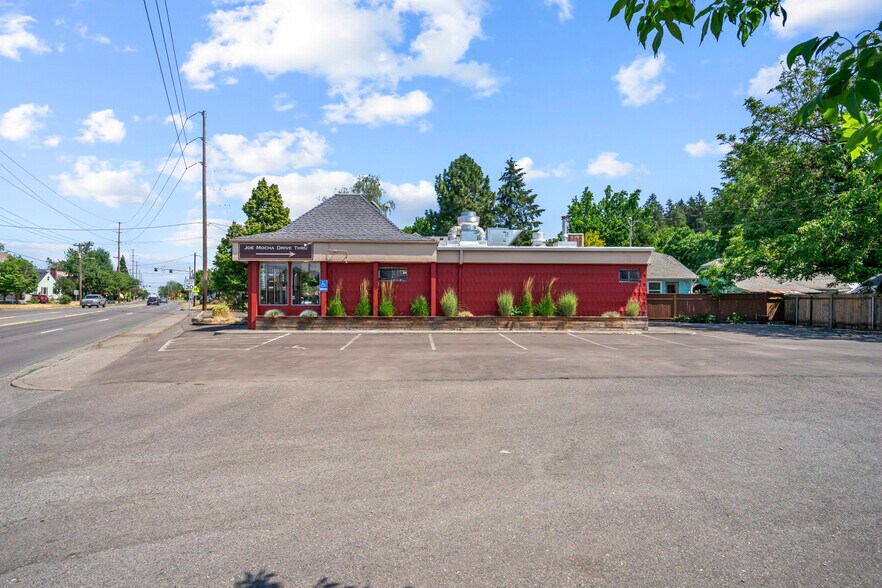 More Photos Of 1760 Market St NE, Salem Freestanding For Sale