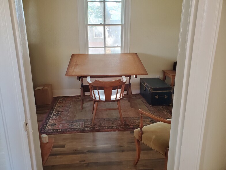 More Photos Of 122 W Seguin St, Marion Freestanding For Lease