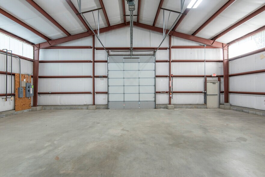 More Photos Of 19 Davidson Ln, New Castle Warehouse For Lease