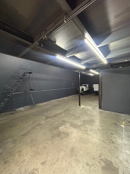 More Photos Of 17030 Alico Commerce Ct, Fort Myers Warehouse For Sale