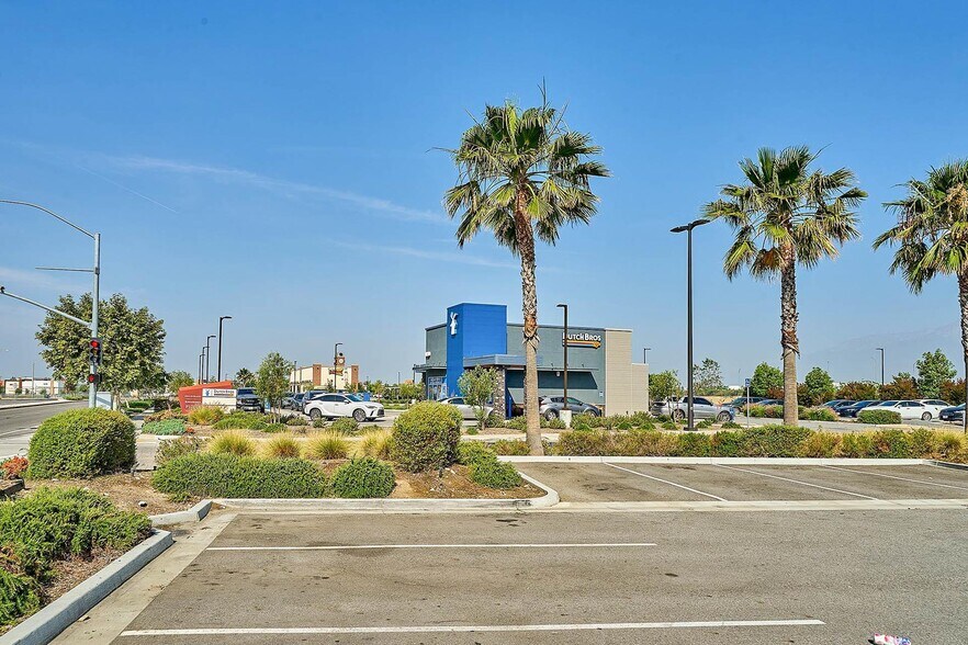 More Photos Of 1020 Renaissance Pky, Rialto Freestanding For Sale