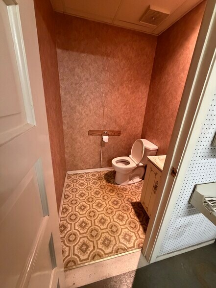 More Photos Of 3703 US-30, Latrobe Freestanding For Sale