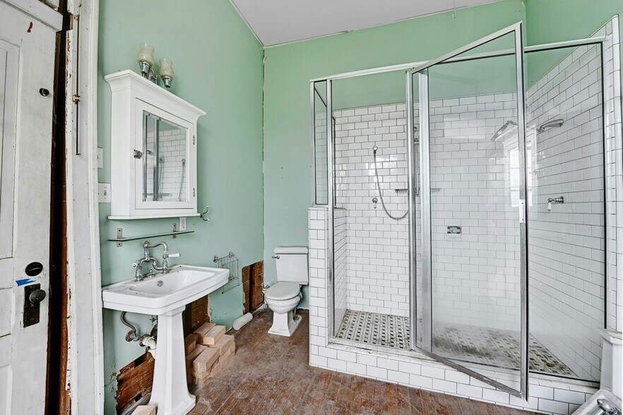 More Photos Of 709 N Lexington St, Manor Specialty For Sale