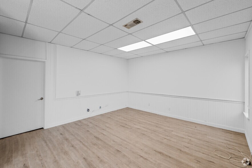 More Photos Of 9727-9733 South Fwy, Fort Worth Warehouse For Lease