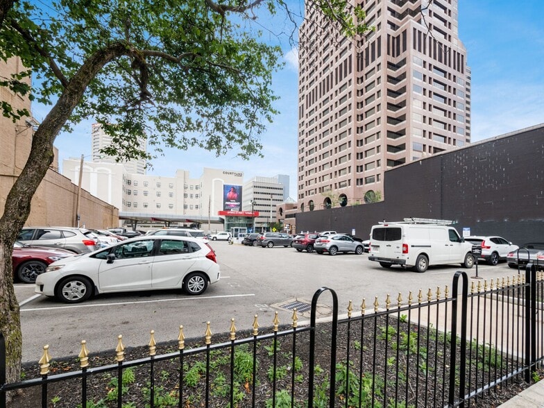 More Photos Of 168-170 N High St, Columbus Office For Lease