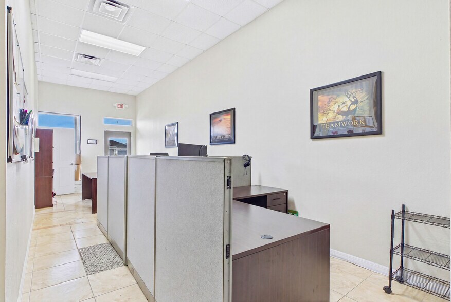 More Photos Of 1010 NE 9th St, Cape Coral Office For Sale
