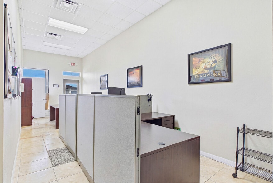 More Photos Of 1010 NE 9th St, Cape Coral Office For Sale