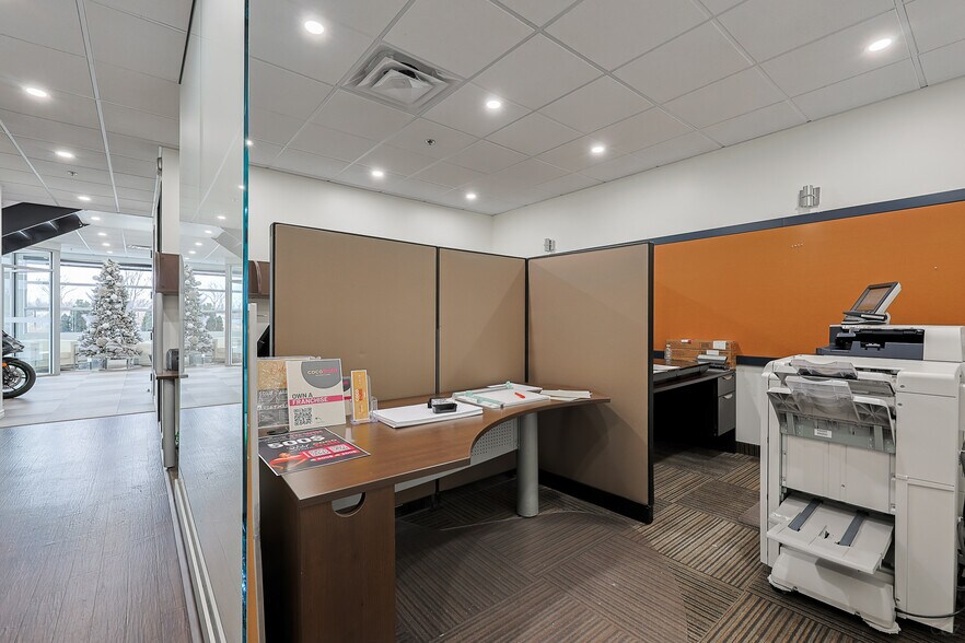 More Photos Of 9233-9245 Rue Thimens, Montréal Light Distribution For Lease