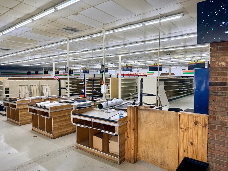 More Photos Of 881 S Walnut St, Bernie Storefront For Sale