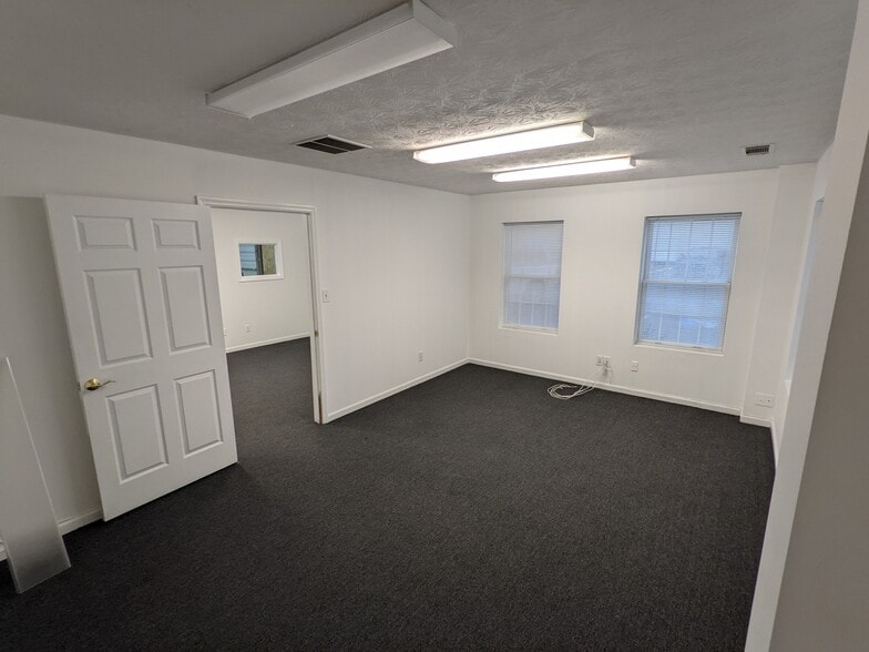 More Photos Of 389 Farmer Ct, Lawrenceville Light Distribution For Lease