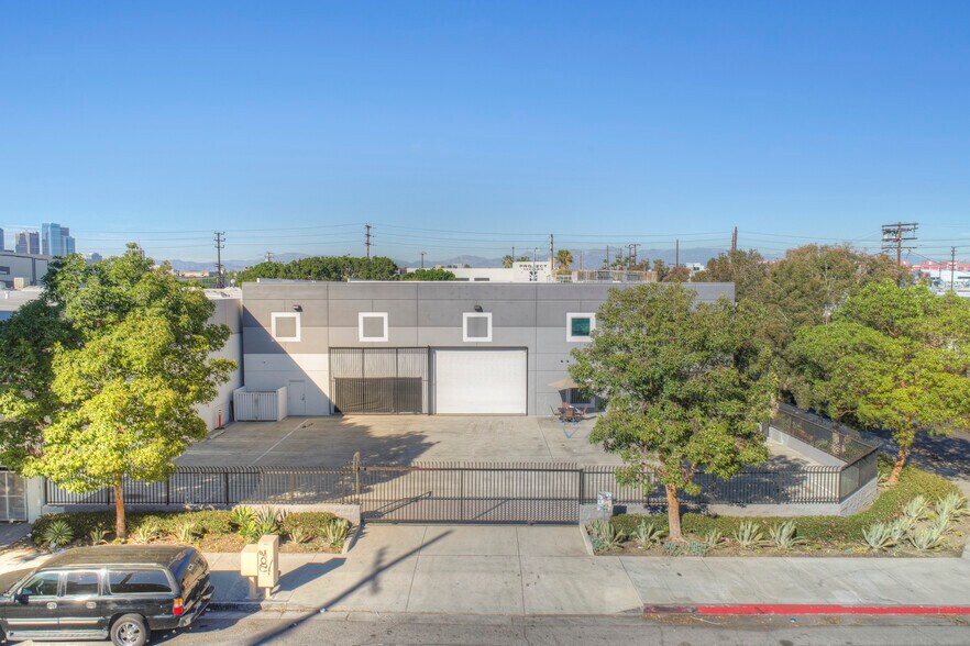 More Photos Of 1475 Long Beach Ave, Los Angeles Warehouse For Lease