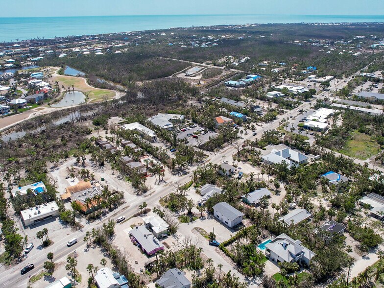 More Photos Of 905 Fitzhugh St, Sanibel Freestanding For Sale
