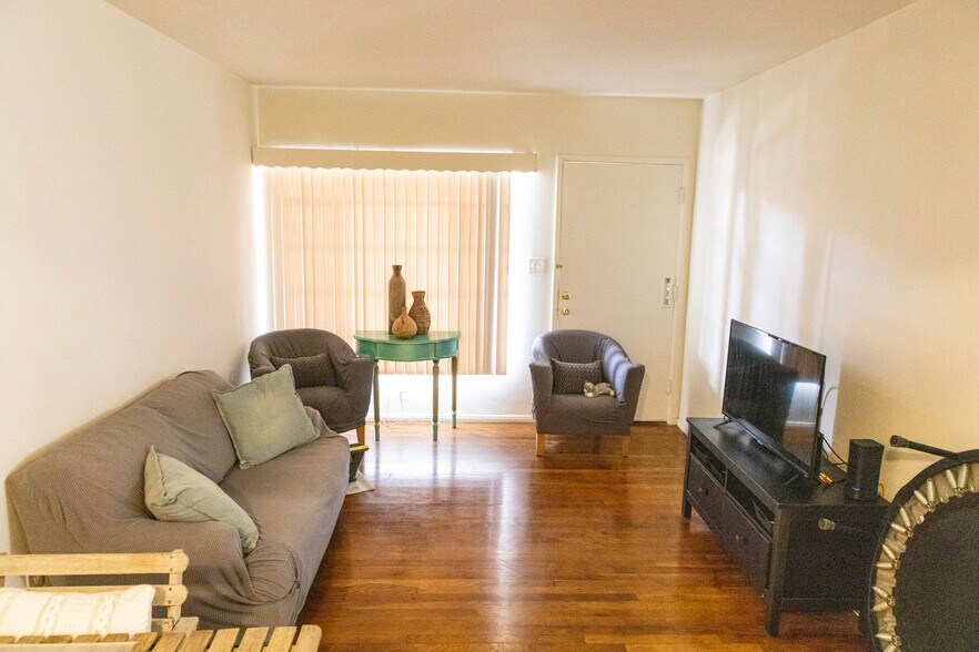 More Photos Of 2569 N Lincoln St, Burbank Multifamily For Sale