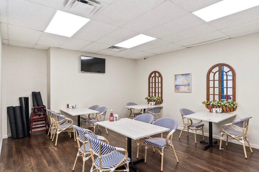 More Photos Of 322-323 W Lee Hwy, Warrenton Freestanding For Lease