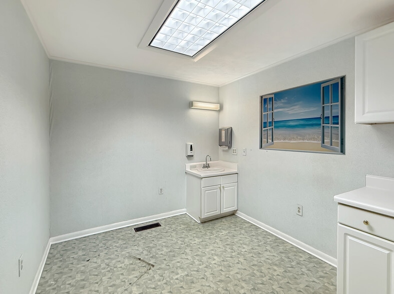 More Photos Of 420 Durant St, South Hill Office For Sale