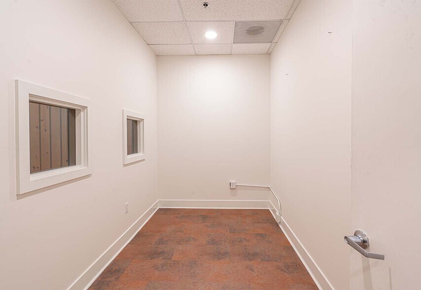 More Photos Of 8911 Lakewood Dr, Windsor Medical For Lease