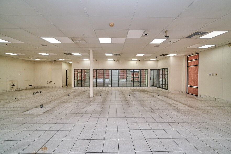 More Photos Of 11759 Carson St, Lakewood Convenience Store For Lease