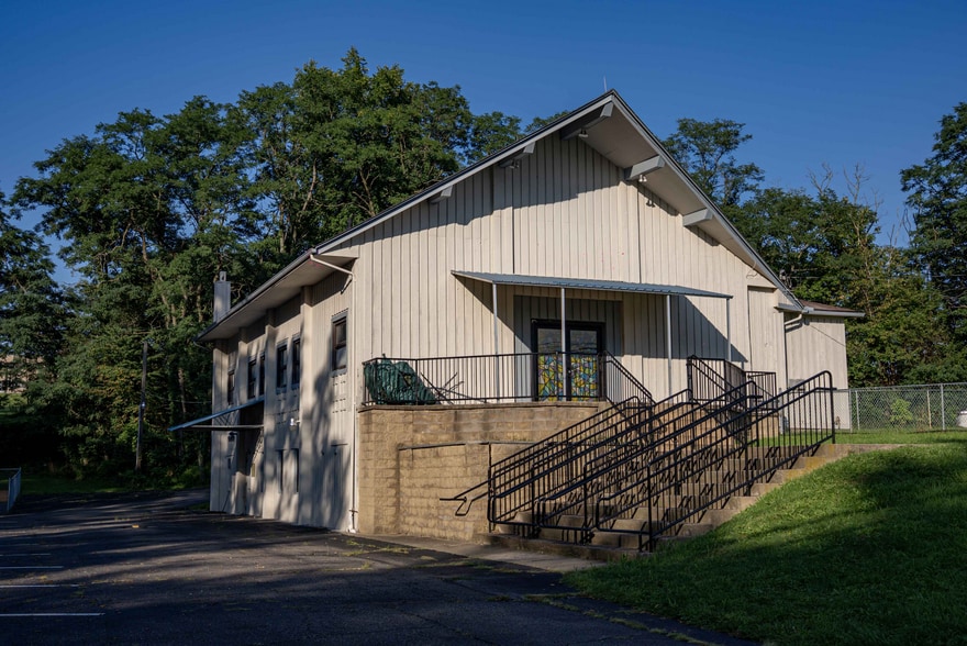 More Photos Of 157 Wadsworth Rd, Wadsworth Religious Facility For Lease