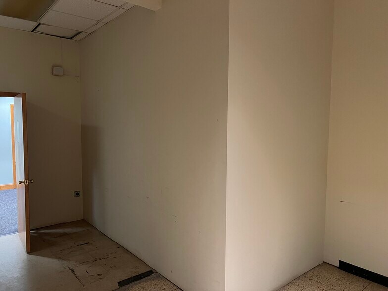 More Photos Of 272 Main Street, Nicholson Office For Sale
