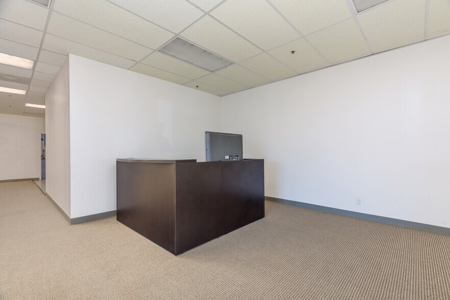 More Photos Of 13640 Lakefront Dr, Earth City Warehouse For Lease