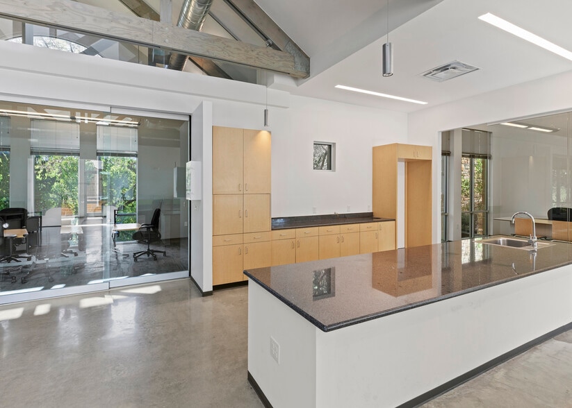 More Photos Of 16022 Via Shavano, San Antonio Office For Sale