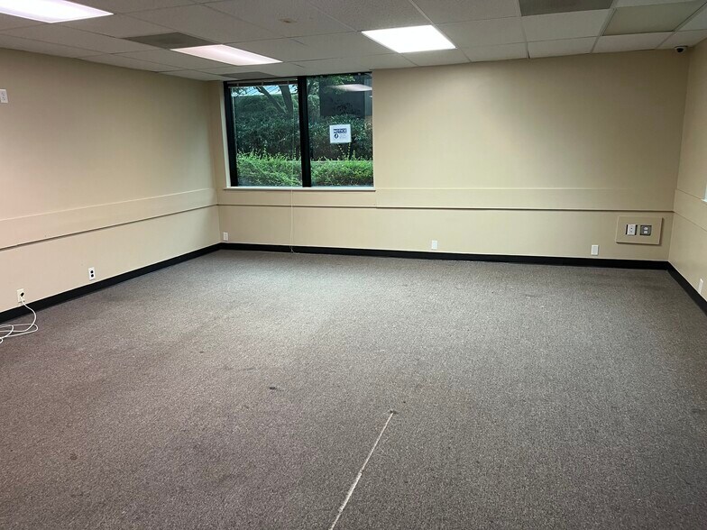 More Photos Of 9926 Main St, Fairfax Office For Lease