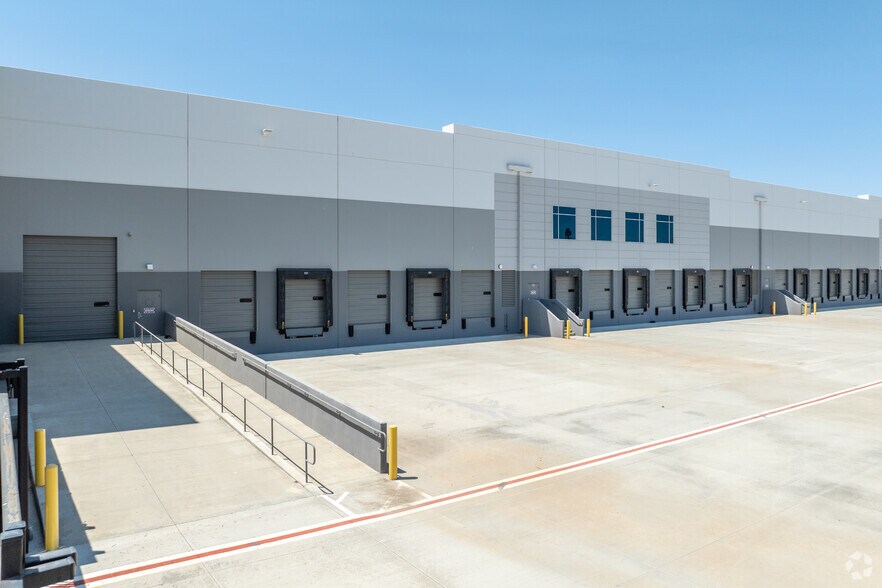 More Photos Of 19972 Patterson Ave, Perris Distribution For Lease