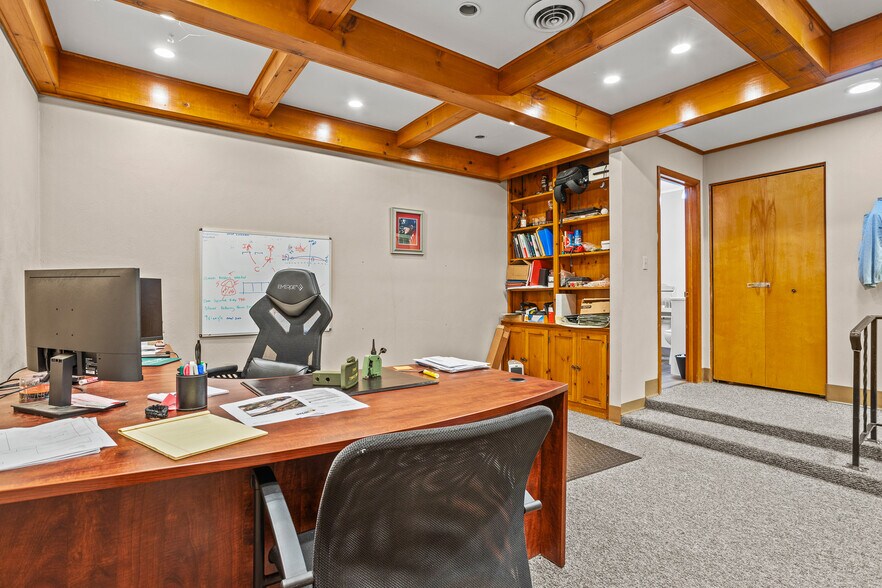 More Photos Of 105 Sycamore St, Medway Medical For Sale