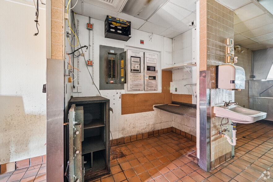 More Photos Of 2920 NE Adams St, Peoria Freestanding For Sale