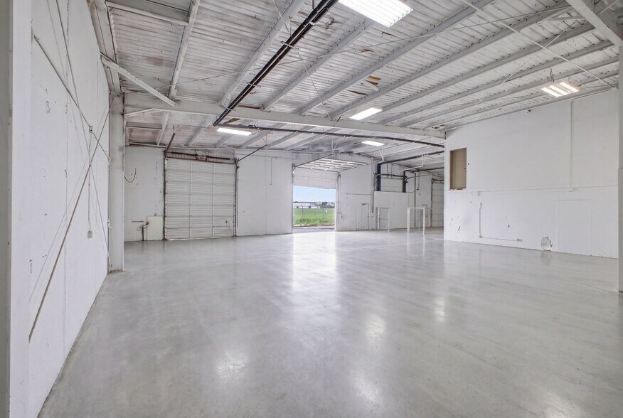More Photos Of 2110 Mannix Dr, San Antonio Light Distribution For Lease