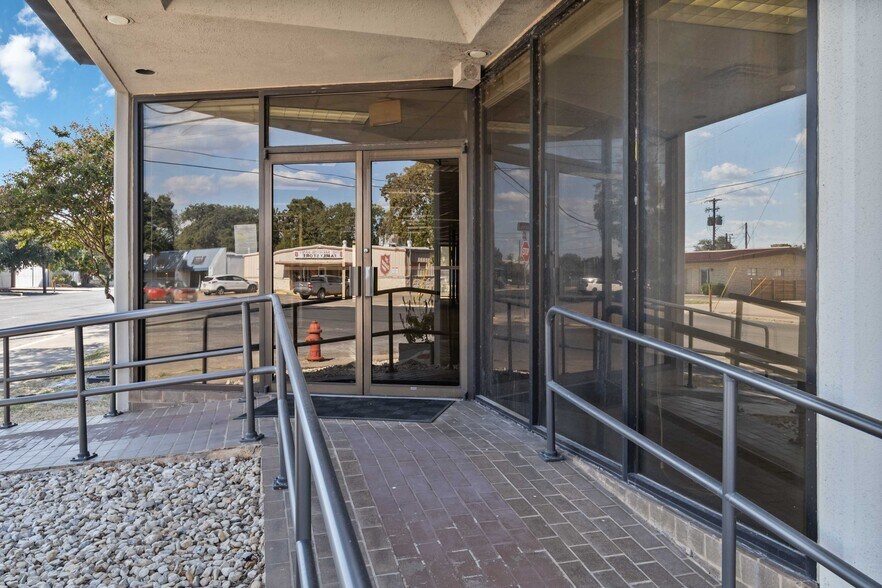 More Photos Of 429 Jefferson St, Kerrville Light Manufacturing For Lease