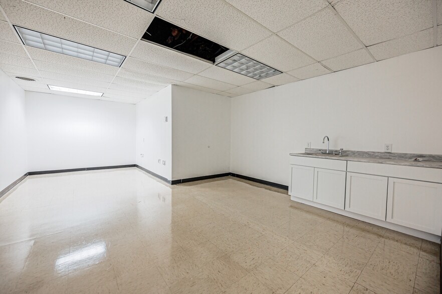 More Photos Of 20 Willow Springs Cir, York Warehouse For Lease