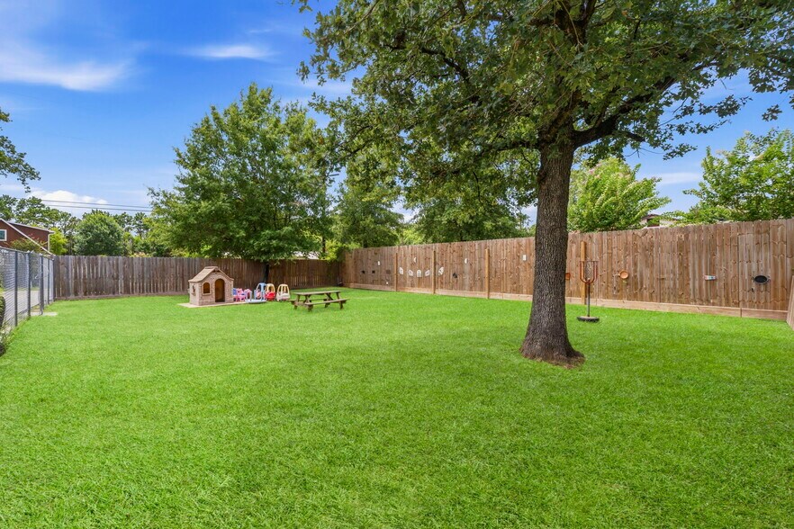 More Photos Of 16737 Sprawling Oaks Dr, Conroe Daycare Center For Sale