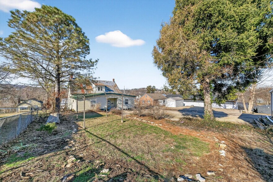 More Photos Of 1011 Market St, Hermann General Retail For Sale